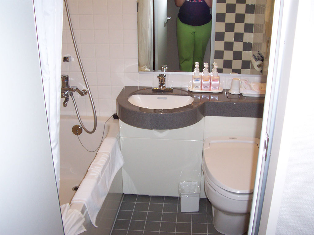 Hotel-Bathroom-Overview